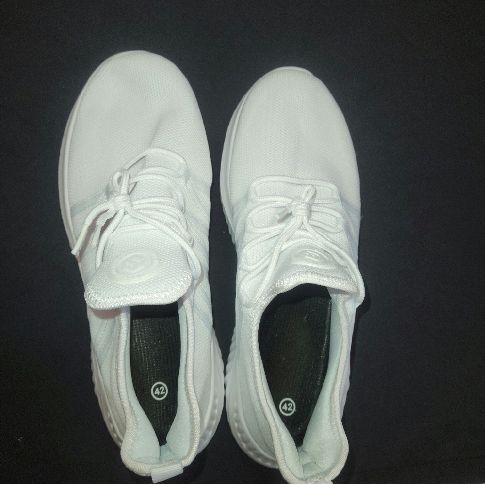 Women stretch white sneakers
